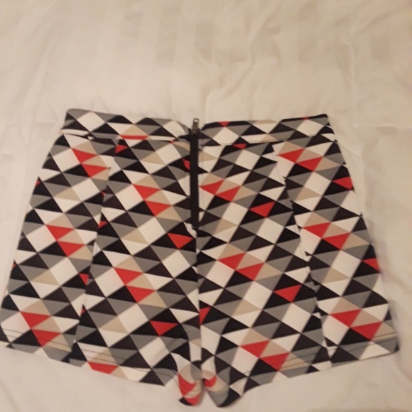 Geometric printed high waisted shorts - Picture 2 of 2